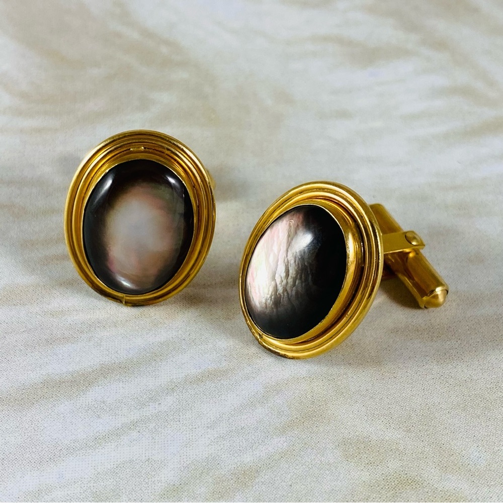 Elegant Gold and mother-of-pearl Oval cuff links